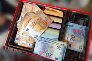 Ανήλικος απατεώνας: Συνελήφθη για παραχάραξη νομισμάτων και διακίνηση καρτών ΑΤΜ-κλώνων