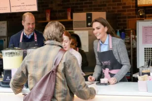 Μακριά από το αυστηρό πρωτόκολλο, Γουίλιαμ και Κέιτ σέρβιραν καφέδες στο Λονδίνο