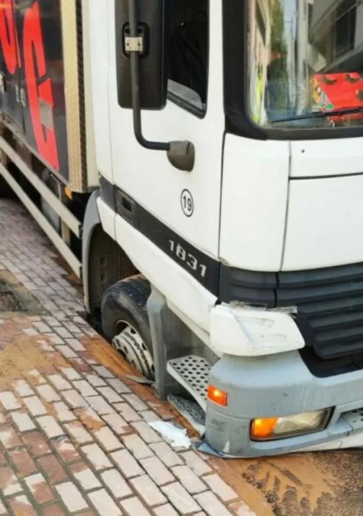 Άγιος Δημήτριος: Υποχώρησε το οδόστρωμα και «κατάπιε» φορτηγό – Σφοδρές αντιδράσεις κατά της ΕΥΔΑΠ ΦΩΤΟ