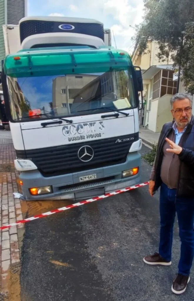 Άγιος Δημήτριος: Υποχώρησε το οδόστρωμα και «κατάπιε» φορτηγό – Σφοδρές αντιδράσεις κατά της ΕΥΔΑΠ ΦΩΤΟ