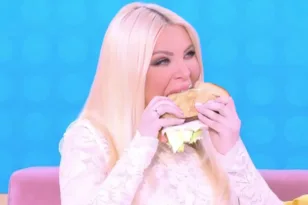 Η Κατερίνα Καινούργιου εκνευρίστηκε επειδή φάνηκε να τρώει στον τηλεοπτικό αέρα