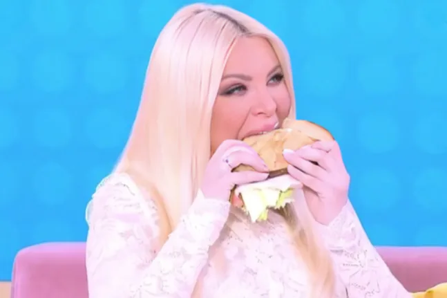 Η Κατερίνα Καινούργιου εκνευρίστηκε επειδή φάνηκε να τρώει στον τηλεοπτικό αέρα