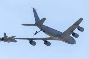 Τραμπ: «Παρακολουθήστε τι θα συμβεί σήμερα σε αυτούς τους τρελούς αλήτες» – Θρίλερ με αμερικανικό ιπτάμενο τάνκερ