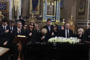 Μαρινέλλα: Η οικογένειά της την αποχαιρέτησε συντετριμμένη στη Μητρόπολη