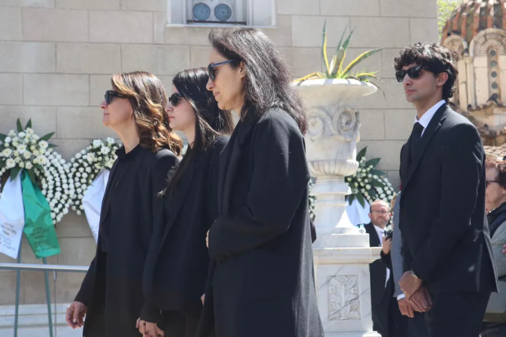 Το αντίο της Ελλάδας στη Μαρινέλλα - Με χειροκροτήματα έφυγε η σορός από τη Μητρόπολη Αθηνών ΦΩΤΟ