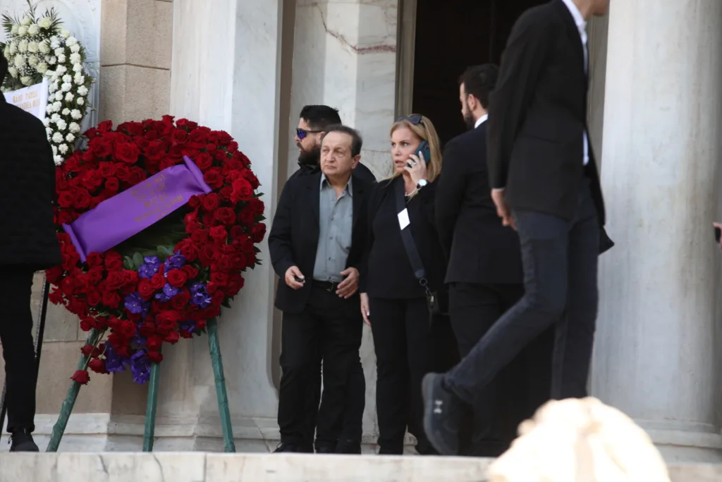 Το αντίο της Ελλάδας στη Μαρινέλλα - Με χειροκροτήματα έφυγε η σορός από τη Μητρόπολη Αθηνών ΦΩΤΟ