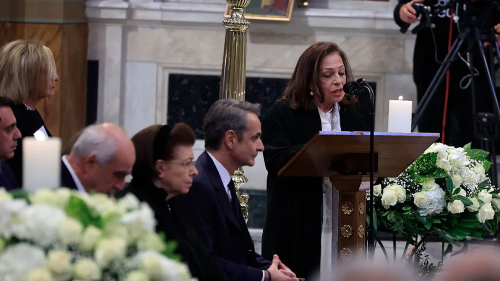 Το αντίο της Ελλάδας στη Μαρινέλλα - Με χειροκροτήματα έφυγε η σορός από τη Μητρόπολη Αθηνών ΦΩΤΟ