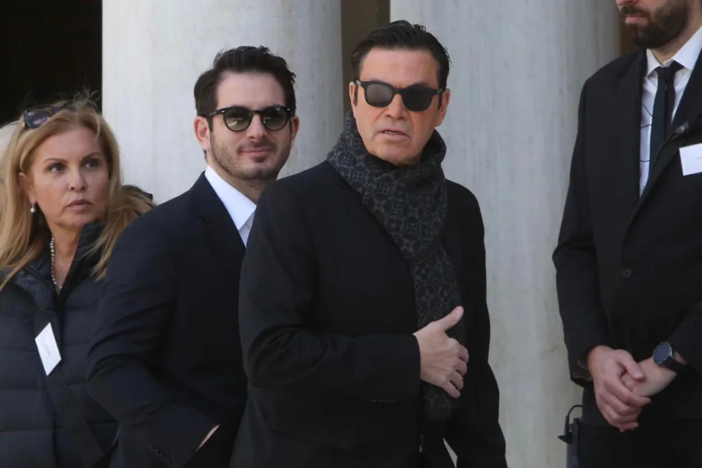 Το αντίο της Ελλάδας στη Μαρινέλλα - Με χειροκροτήματα έφυγε η σορός από τη Μητρόπολη Αθηνών ΦΩΤΟ