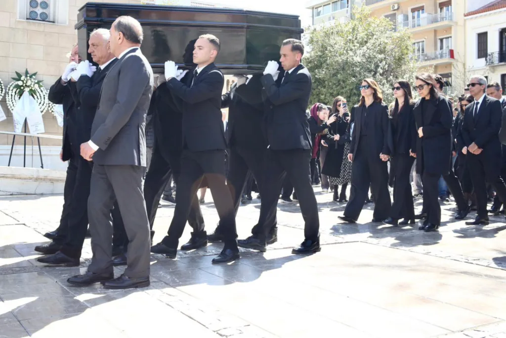 Το αντίο της Ελλάδας στη Μαρινέλλα - Με χειροκροτήματα έφυγε η σορός από τη Μητρόπολη Αθηνών ΦΩΤΟ