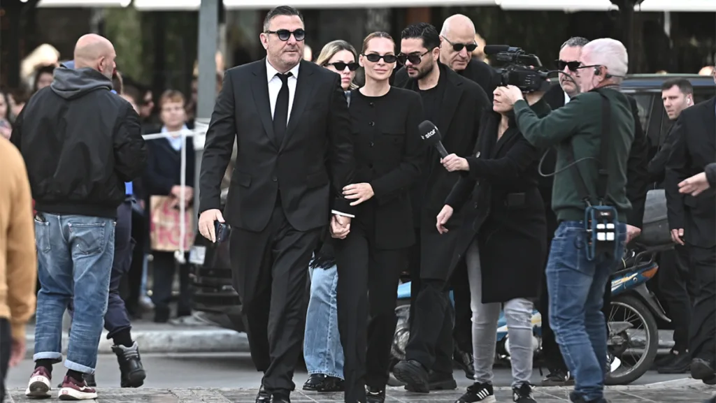 Το αντίο της Ελλάδας στη Μαρινέλλα - Με χειροκροτήματα έφυγε η σορός από τη Μητρόπολη Αθηνών ΦΩΤΟ