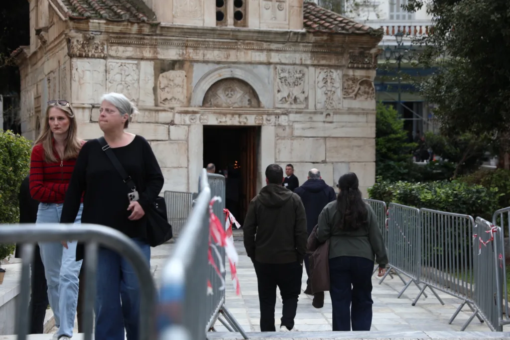 Το αντίο της Ελλάδας στη Μαρινέλλα - Με χειροκροτήματα έφυγε η σορός από τη Μητρόπολη Αθηνών ΦΩΤΟ
