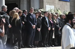 Το αντίο της Ελλάδας στη Μαρινέλλα - Με χειροκροτήματα έφυγε η σορός από τη Μητρόπολη Αθηνών ΦΩΤΟ