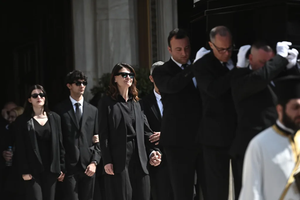 Το αντίο της Ελλάδας στη Μαρινέλλα - Με χειροκροτήματα έφυγε η σορός από τη Μητρόπολη Αθηνών ΦΩΤΟ