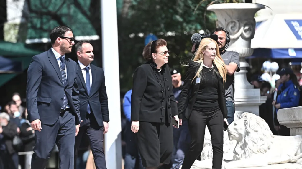 Το αντίο της Ελλάδας στη Μαρινέλλα - Με χειροκροτήματα έφυγε η σορός από τη Μητρόπολη Αθηνών ΦΩΤΟ