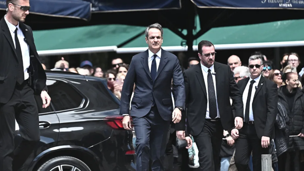 Το αντίο της Ελλάδας στη Μαρινέλλα - Με χειροκροτήματα έφυγε η σορός από τη Μητρόπολη Αθηνών ΦΩΤΟ