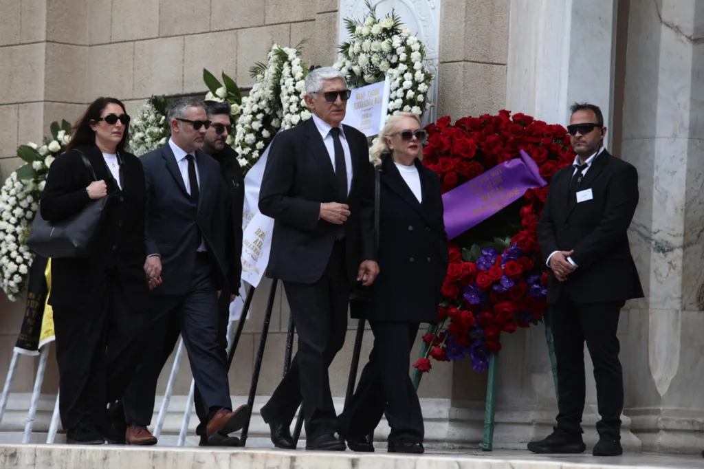 Το αντίο της Ελλάδας στη Μαρινέλλα - Με χειροκροτήματα έφυγε η σορός από τη Μητρόπολη Αθηνών ΦΩΤΟ