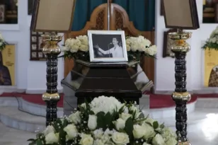 Στη Βούλα το τελευταίο αντίο στον Γιώργο Μαρίνο – Σε στενό κύκλο η κηδεία του σπουδαίου σόουμαν ΦΩΤΟ