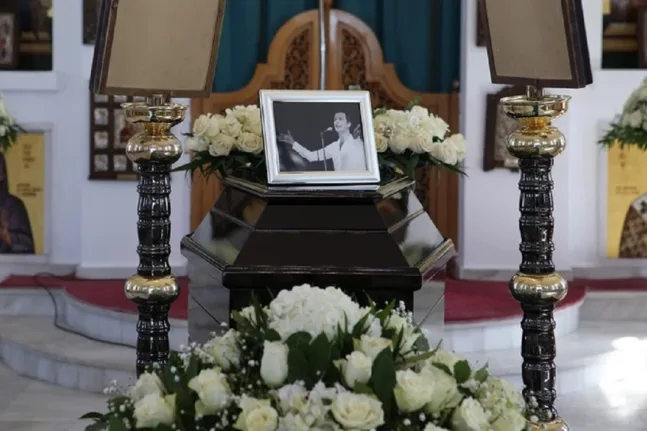 Στη Βούλα το τελευταίο αντίο στον Γιώργο Μαρίνο – Σε στενό κύκλο η κηδεία του σπουδαίου σόουμαν ΦΩΤΟ