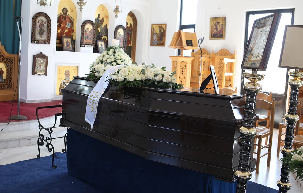 Στη Βούλα το τελευταίο αντίο στον Γιώργο Μαρίνο – Σε στενό κύκλο η κηδεία του σπουδαίου σόουμαν ΦΩΤΟ