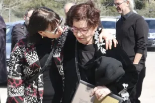 Το τελευταίο «αντίο» στον Χρήστο Βαλαβανίδη στη Ριτσώνα – Συγγενείς και συνάδελφοι στο αποτεφρωτήριο