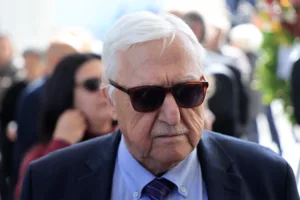 Το «αντίο» στον Γιώργο Βότση: Φάμελος, Χαρίτσης, Λαλιώτης, Δαμανάκη, Βούλτεψη, ΦΩΤΟ