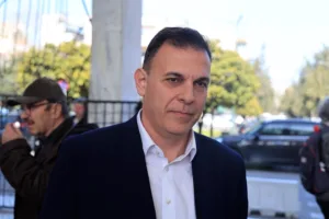 Το «αντίο» στον Γιώργο Βότση: Φάμελος, Χαρίτσης, Λαλιώτης, Δαμανάκη, Βούλτεψη, ΦΩΤΟ