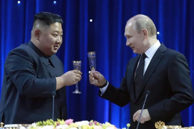 Ρωσία και Βόρεια Κορέα σφίγγουν κι άλλο τη συνεργασία τους μετά την επανεκλογή του Κιμ Γιονγκ Ουν