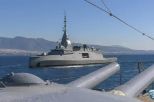 Μητσοτάκης και Χριστοδουλίδης στη φρεγάτα «Κίμων» ανοιχτά της Κύπρου – Μήνυμα στην σκιά της έντασης στη Μέση Ανατολή