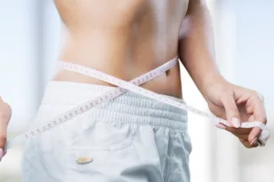 Θέλεις να χάσεις λίπος στην κοιλιά; Δες τι βάζει στο πιάτο της η μέθοδος που χορταίνει