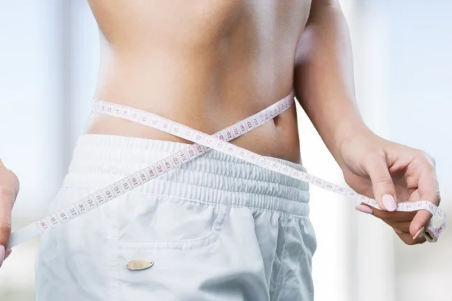 Θέλεις να χάσεις λίπος στην κοιλιά; Δες τι βάζει στο πιάτο της η μέθοδος που χορταίνει