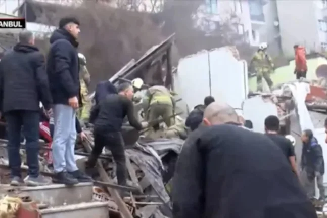 Κωνσταντινούπολη: Εντοπίστηκαν και ανασύρθηκαν πέντε άτομα από τα συντρίμια BINTEO