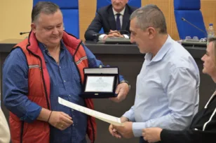 Ο Κουρέτας βράβευσε τον ήρωα καπετάνιο από τη Σκιάθο