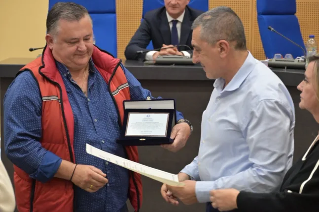 Ο Κουρέτας βράβευσε τον ήρωα καπετάνιο από τη Σκιάθο