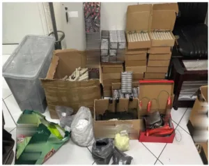 Άγιος Δημήτριος: Συνελήφθη 16χρονος που έφτιαχνε και πουλούσε κροτίδες μέσα από το δωμάτιό του