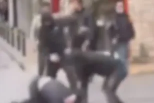 Άγριος ξυλοδαρμός ανηλίκων, περαστικοί στην Κυψέλη μπήκαν στη μέση περαστικοί για να τους χωρίσουν