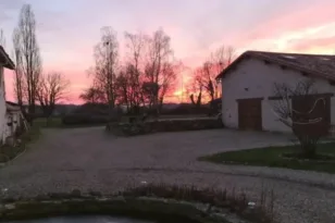 Αυτό το ζευγάρι πούλησε το σπίτι του στην Αγγλία για να αγοράσει ολόκληρο χωριό στη Γαλλία