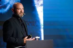 Ο ψυχοθεραπευτής-συγγραφέας Γιώργος Λάγιος στην «Π»: «Η γονεϊκότητα δεν είναι δικαίωμα, είναι ευθύνη»