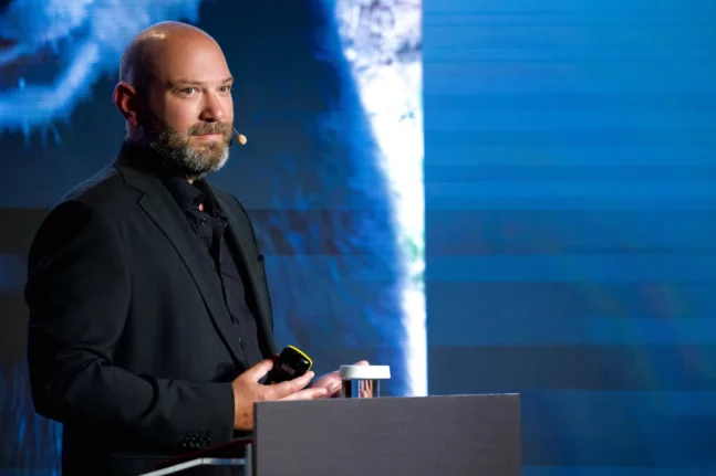 Ο ψυχοθεραπευτής-συγγραφέας Γιώργος Λάγιος στην «Π»: «Η γονεϊκότητα δεν είναι δικαίωμα, είναι ευθύνη»