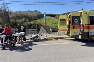 Λαμία: Αυτοκίνητο έκανε αναστροφή και παρέσυρε έναν διανομέα με μηχανάκι