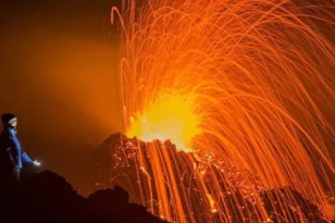 Η λάβα έφτασε στη θάλασσα στο Ρεϊνιόν μετά από 19 χρόνια – Εντυπωσιακές εικόνες από το ηφαίστειο Πιτόν ντε λα Φουρνέζ