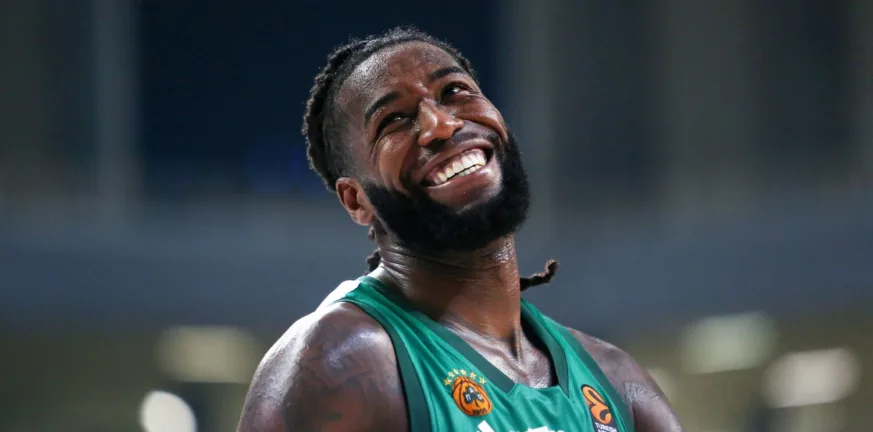 Η Μονακό αποθέωσε τον Ματίας Λεσόρ για την επιστροφή του στα παρκέ