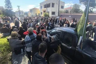 Λέσβος: Απέκλεισαν τη Γενική Γραμματεία Αιγαίου κτηνοτρόφοι και αγρότες για τον αφθώδη πυρετό