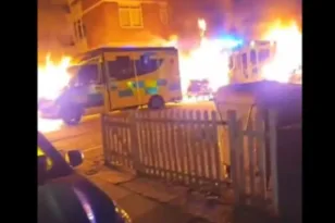 Εμπρηστική επίθεση σε ασθενοφόρα στο Λονδίνο, τι διερευνούν οι Αρχές