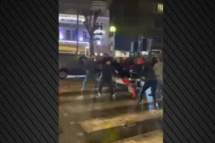 Λονδίνο: Φοβερά και τρομερά επεισόδια έξω από τζαμί μεταξύ Ιρανών φιλοκαθεστωτικών και φιλομοναρχικών