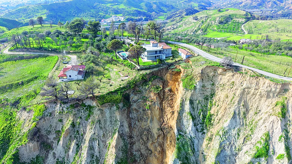 Πάνω από 110 κατολισθήσεις στον Δήμο Πατρέων: «Κόκκινη» προειδοποίηση του ΓΕΩΤΕΕ για την Αρόη