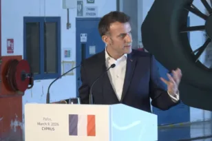 Στη Σούδα ο Μακρόν, τον υποδέχεται ο Δένδιας