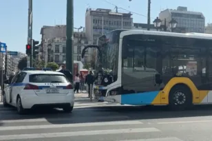 Αστικό λεωφορείο παρέσυρε ηλικιωμένο, δυο επιβάτες τραυματίες