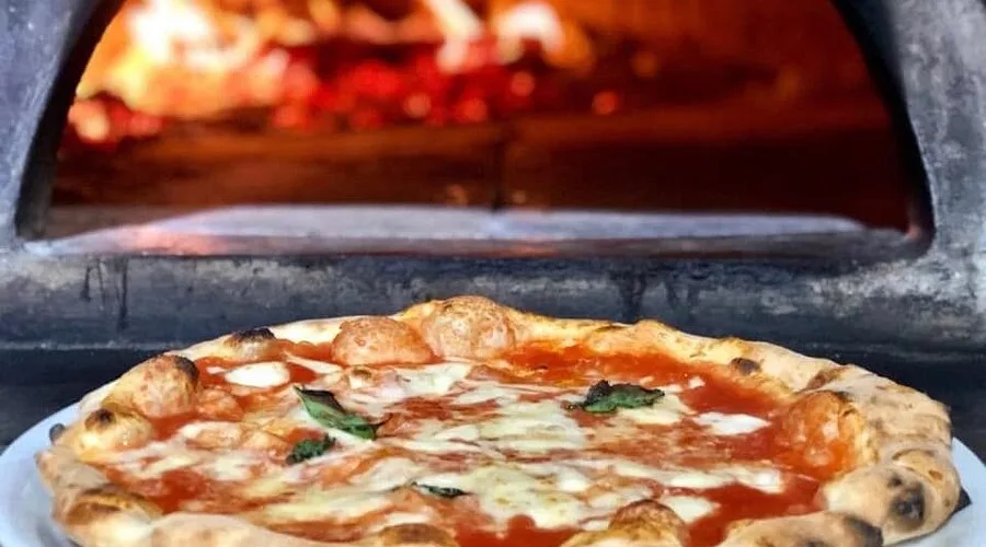 Νάπολη: Μια πόλη που σε κερδίζει με χάος, ιστορία και την καλύτερη πίτσα του κόσμου Νάπολη: Μια πόλη που σε κερδίζει με χάος, ιστορία και την καλύτερη πίτσα του κόσμου