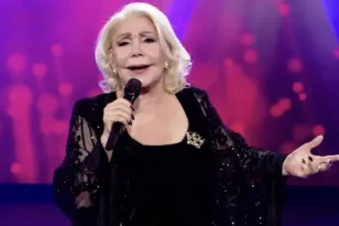 Σε λαϊκό προσκύνημα η σορός της Μαρινέλας την Τρίτη