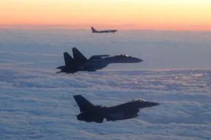 Στην Κύπρο τα ελληνικά F-16, καταπλέουν οι δύο φρεγάτες, ο Δένδιας στη Λευκωσία ΒΙΝΤΕΟ